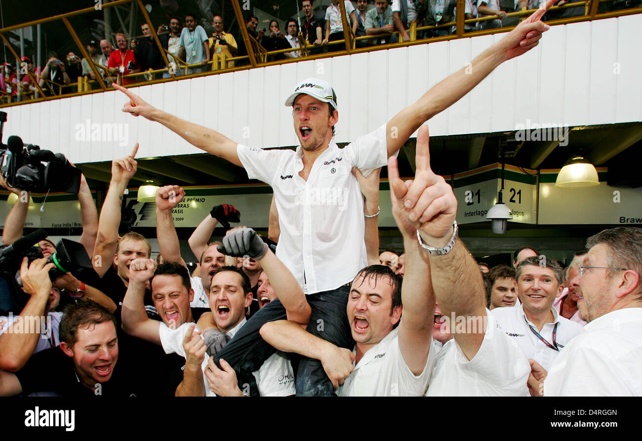 Nouveau Champion du Monde de Formule 1 britannique Jenson Button de Brawn GP célèbre après le Grand Prix de Formule 1 du Brésil à Jose Carlos Pace race track à Interlagos près de Sao Paulo, Brésil, 18 octobre 2009. Photo : Felix Heyder Banque D'Images