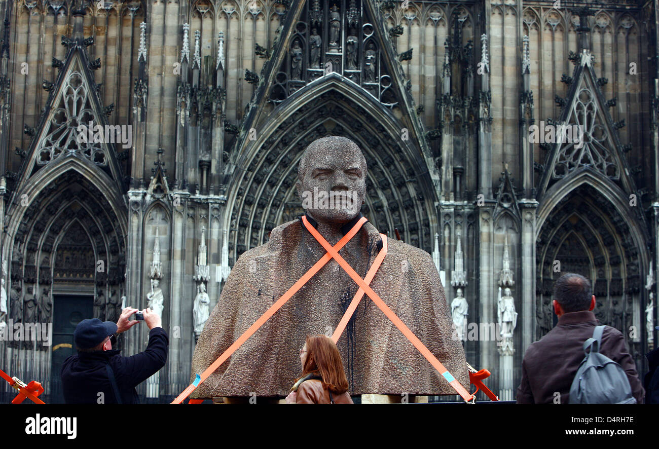 Des fragments de l'ancien monument de Lénine de Dresde sont placés à la place Roncalli à Cologne, Allemagne, 22 octobre 2009. L'artiste Rudolf Herz représente tous les fragments à travers l'Europe ?pour voir Lénine le xxie siècle ?. Dans le même temps, l'exposition de la photographie soviétique - l ?Daniela Mrazkova collection ? Avec des photographies de 1918 à 1941 a ouvert dans le musée Ludwig à Cologne. Photo : OLIVER Banque D'Images