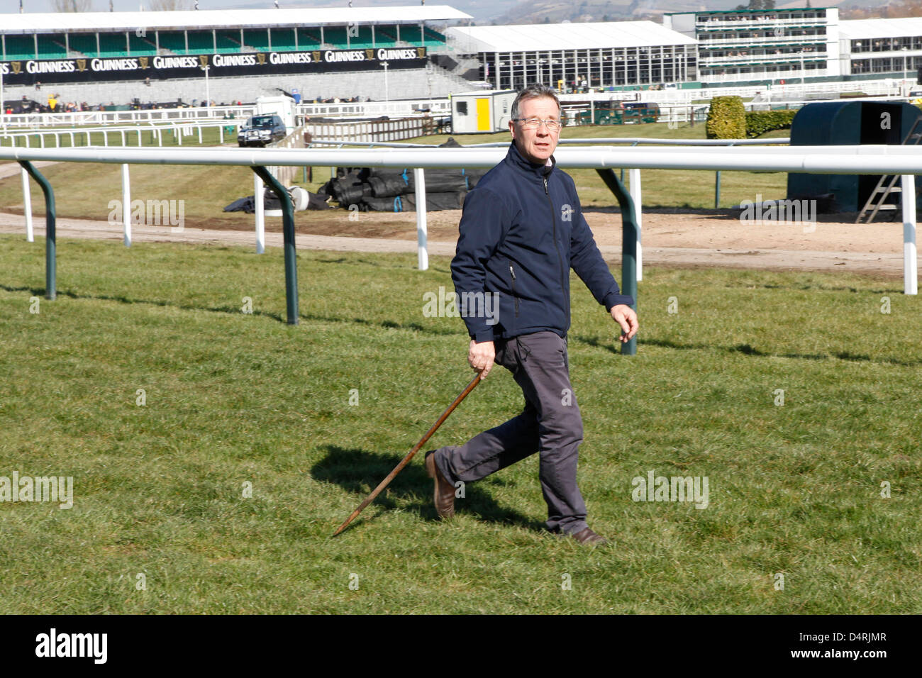 14.03.2013 - Cheltenham ; Simon Claisse (Chef de course) à pied le cours. Credit : Lajos-Eric turfstock.com/Balogh Banque D'Images