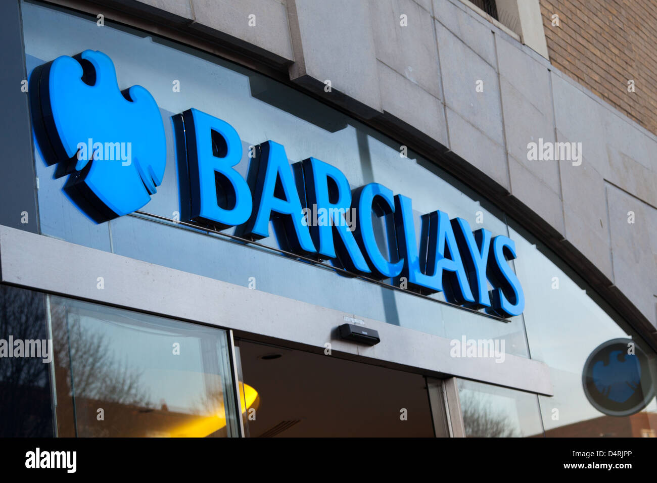 Une vue générale de la Barclays Bank logo au-dessus de la direction de la rue de la barre à Southampton Banque D'Images