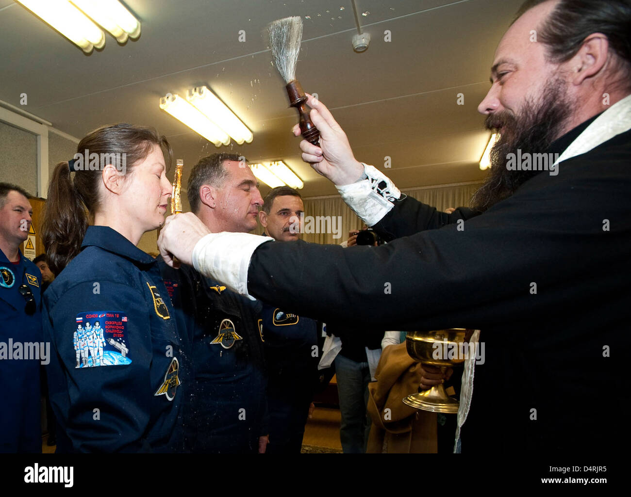 L'équipage de l'expédition 23, comprenant le cosmonaute russe Alexander Skvortsov et l'astronaute de la NASA Tracy Caldwell Dyson, se prépare au lancement depuis le cosmodrome de Baïkonour, au Kazakhstan. La mission vise à faire progresser le vol spatial habité à bord de la Station spatiale internationale. Banque D'Images