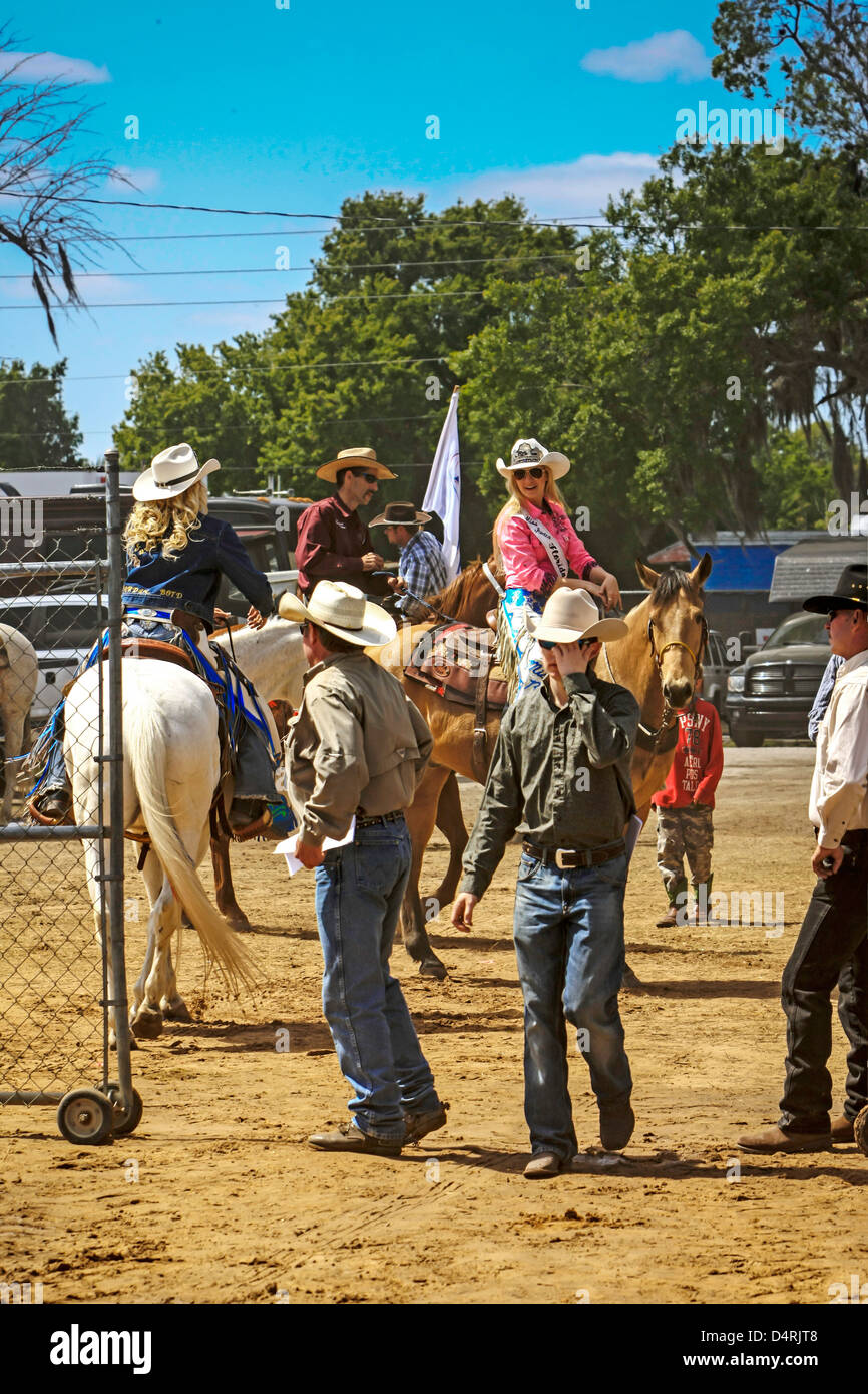 Cowgirls au 85e de l'État de Floride Championship Rodeo en Arcadia Banque D'Images