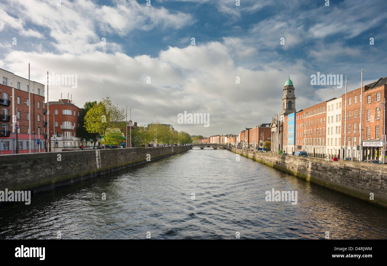 Banque Du Nord De La Rivière Liffey Avec Le Pont Piétonnier De Liffey Avec Le Pont Piétonnier De Liffey 61987746