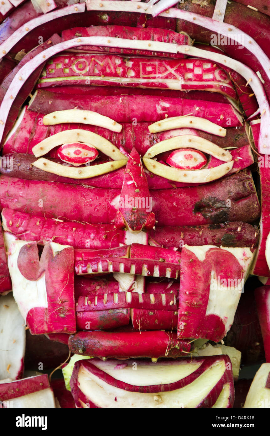 Les Mixtèques, Mictlantecuhtli Dieu de la mort, sculpté de radis de Noche de Rabanos, Oaxaca, Mexique. Banque D'Images
