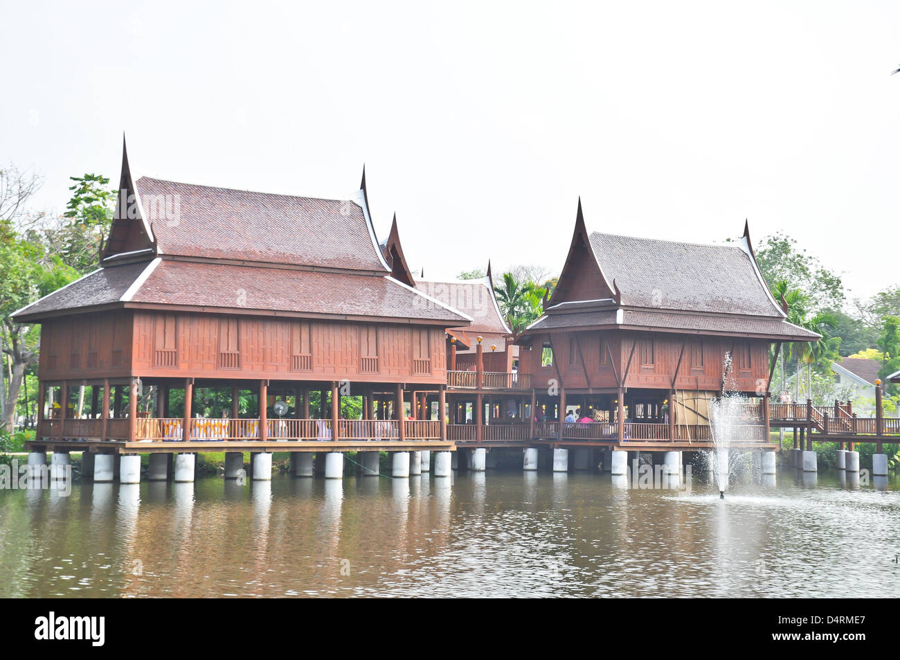 Maison de style thaïlandais pour la détente sur l'eau Banque D'Images