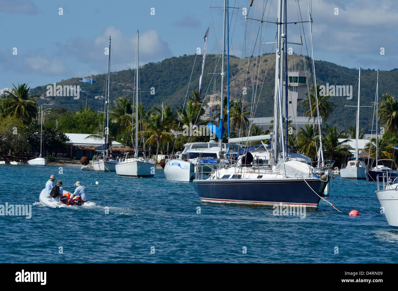 Voiliers amarrés à Trellis Bay par l'aéroport de Beef Island dans les îles Vierges britanniques. Banque D'Images