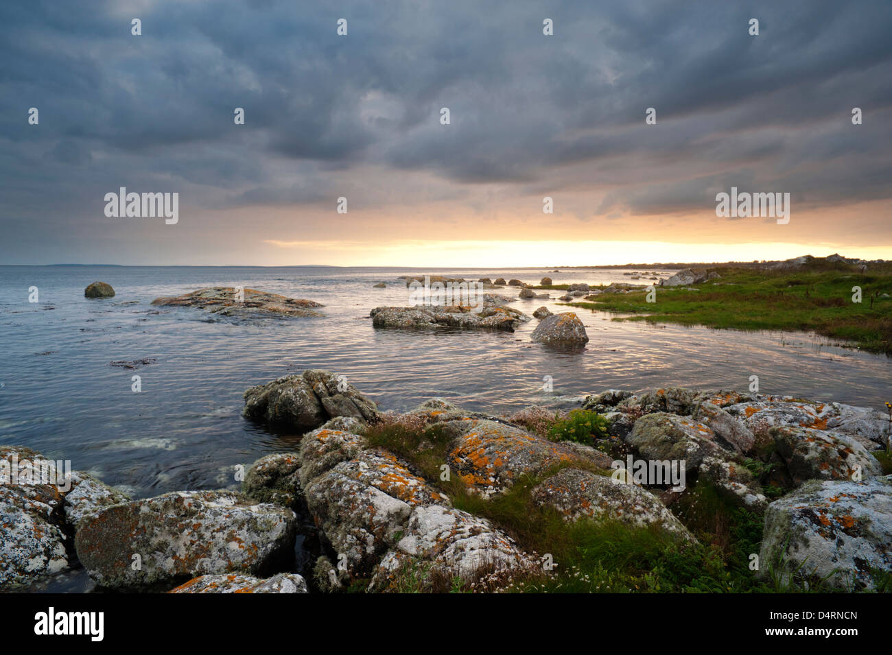 Vue sur la baie de Galway vers les îles d'Aran et de l'Atlantique près de coucher du soleil, de la plage près de Spiddal, Co Galway, Irlande Banque D'Images