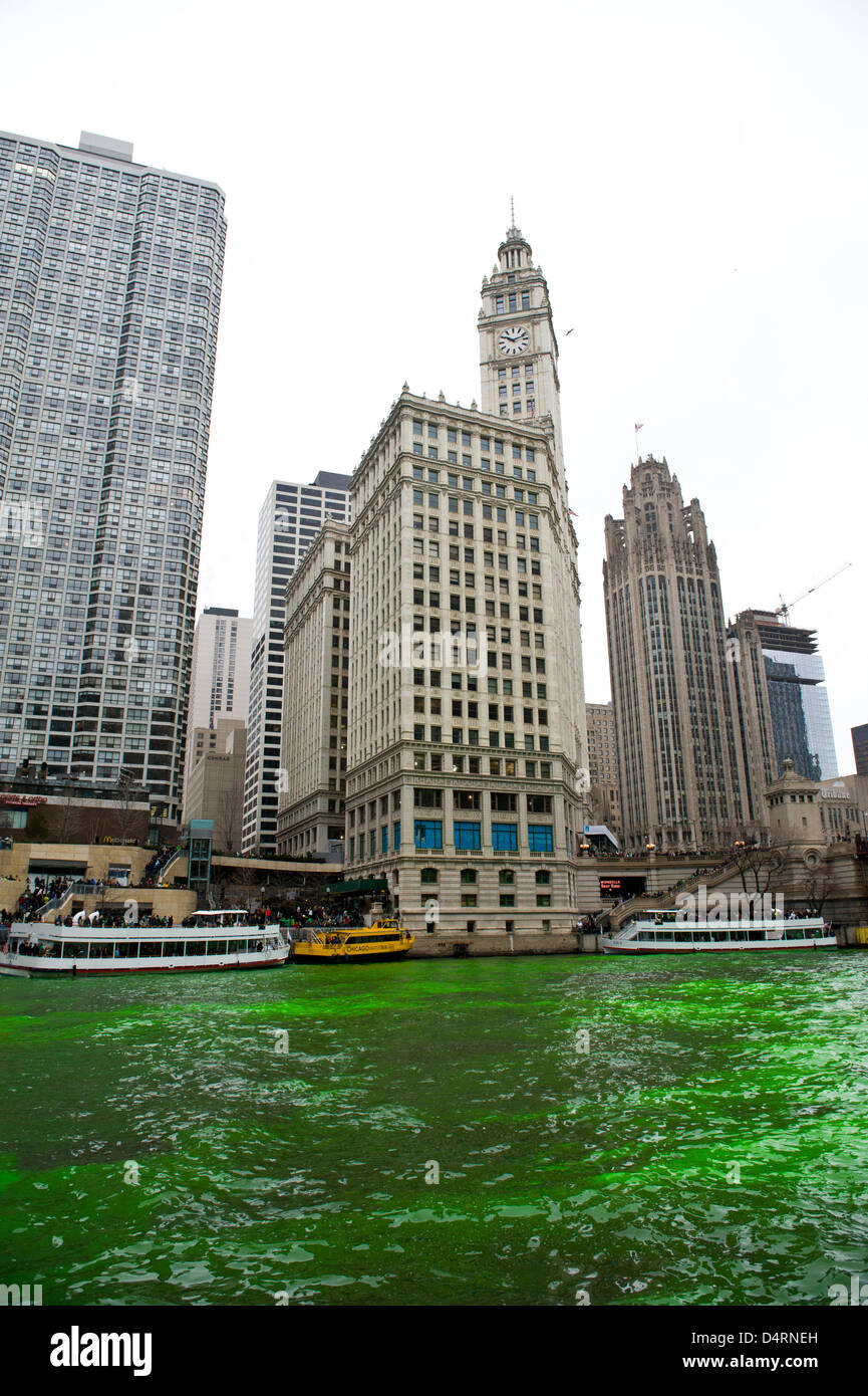 La rivière Chicago est teinte en vert pour la Saint Patrick à Chicago, États-Unis d'Amérique, le samedi 16 mars 2013. Banque D'Images