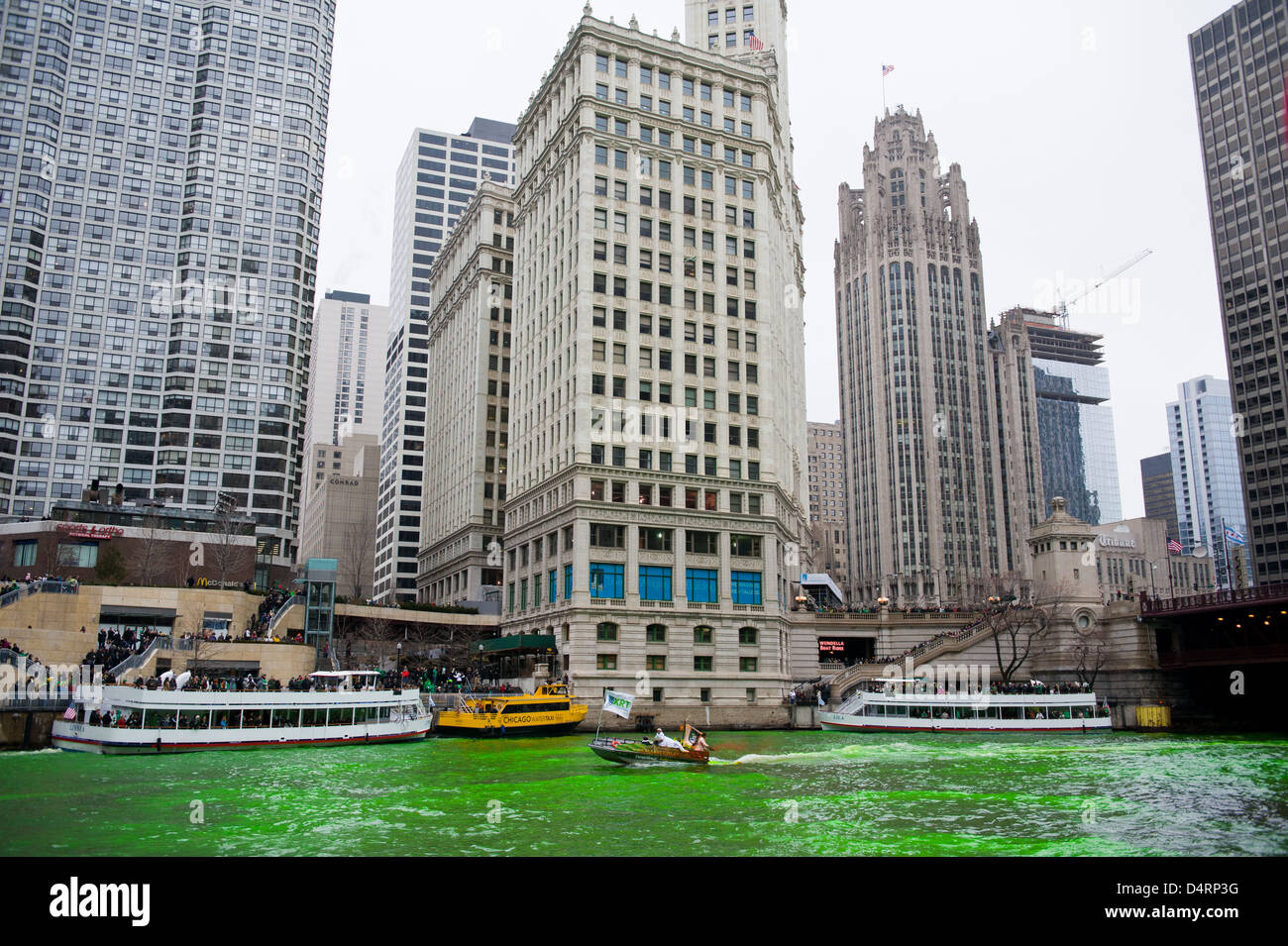 La rivière Chicago est teinte en vert pour la Saint Patrick à Chicago, États-Unis d'Amérique, le samedi 16 mars 2013. Banque D'Images