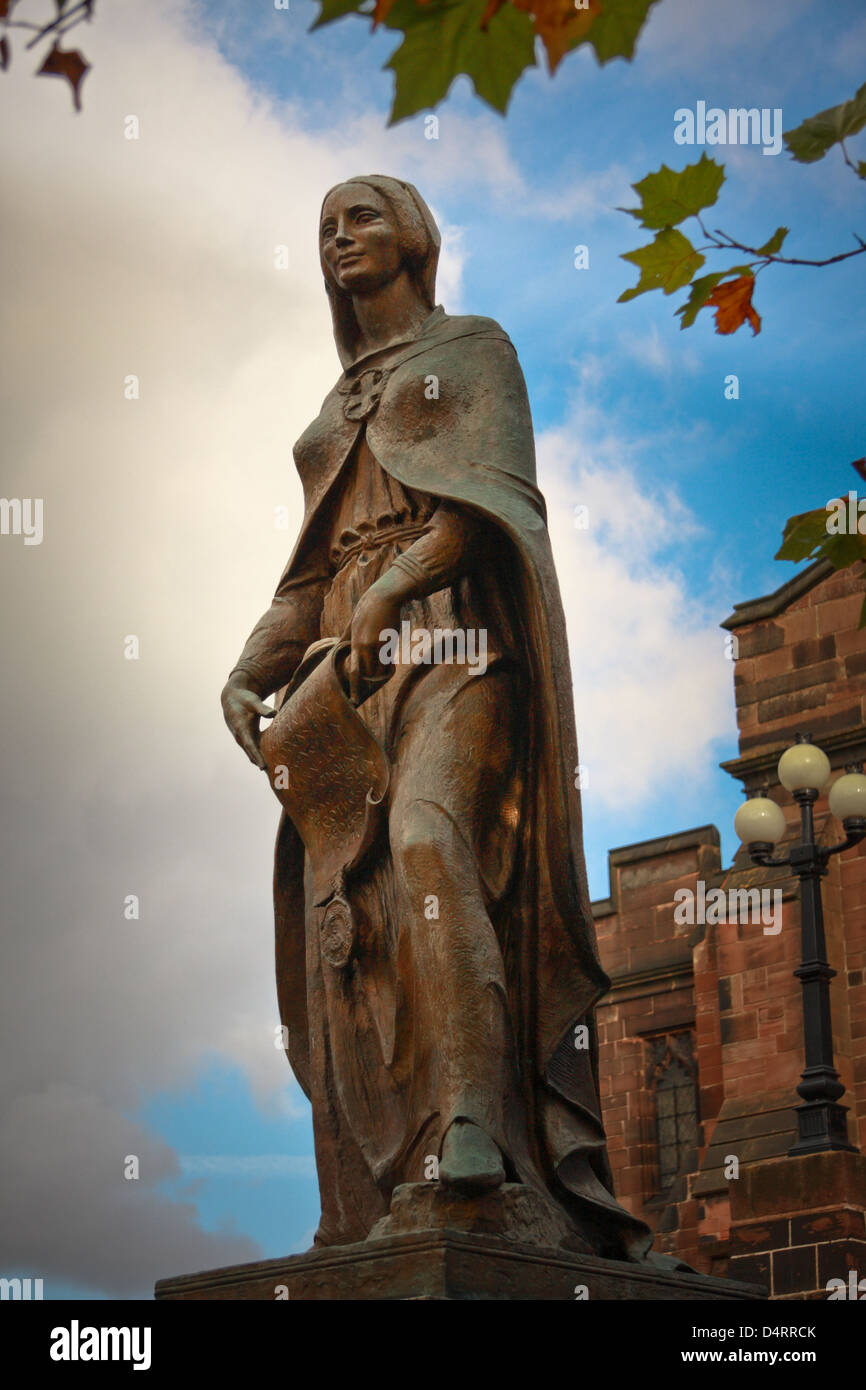 Le fondateur de Wolverhampton, Saxon Comtesse Lady Red House dans une statue près de l'église Saint Pierre dans la ville Banque D'Images