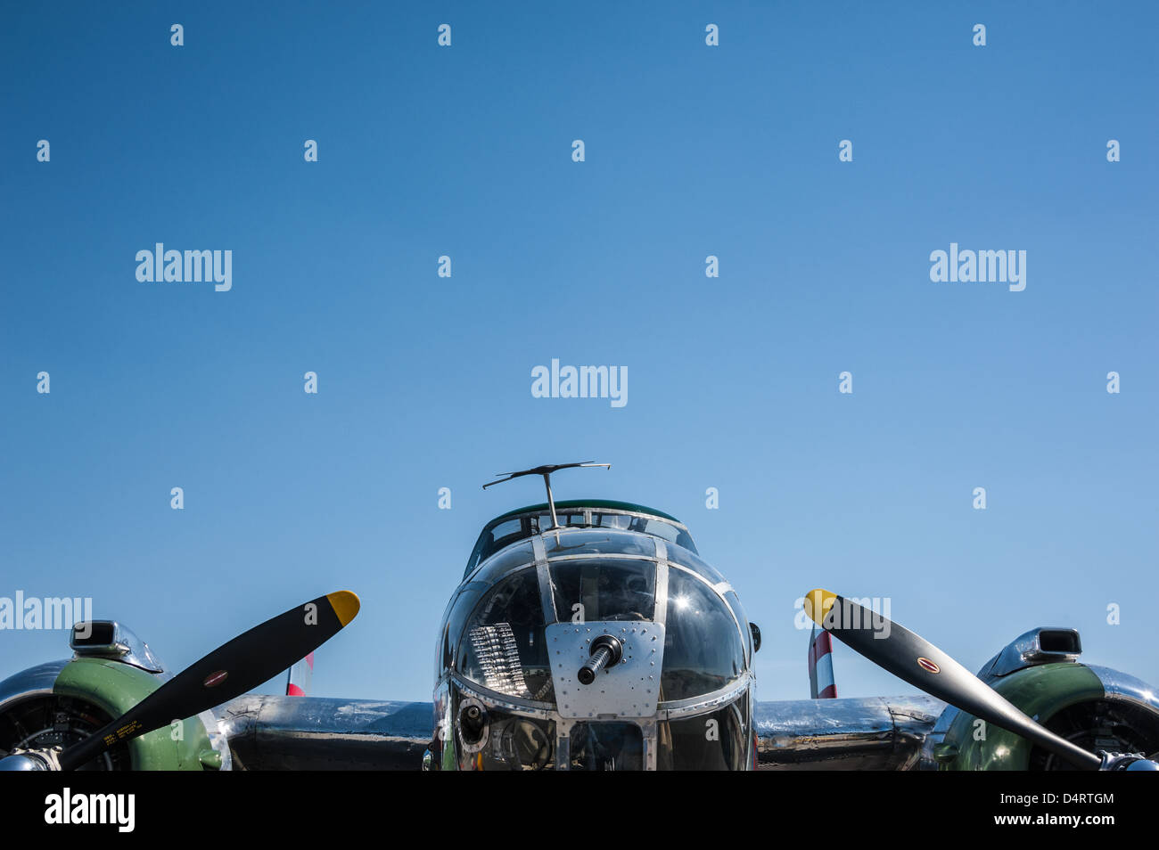 Une deuxième guerre mondiale B-25 Bomber situé sous un ciel bleu clair à Columbus, Géorgie, à la 2013 Thunder dans la vallée Air Show. Banque D'Images
