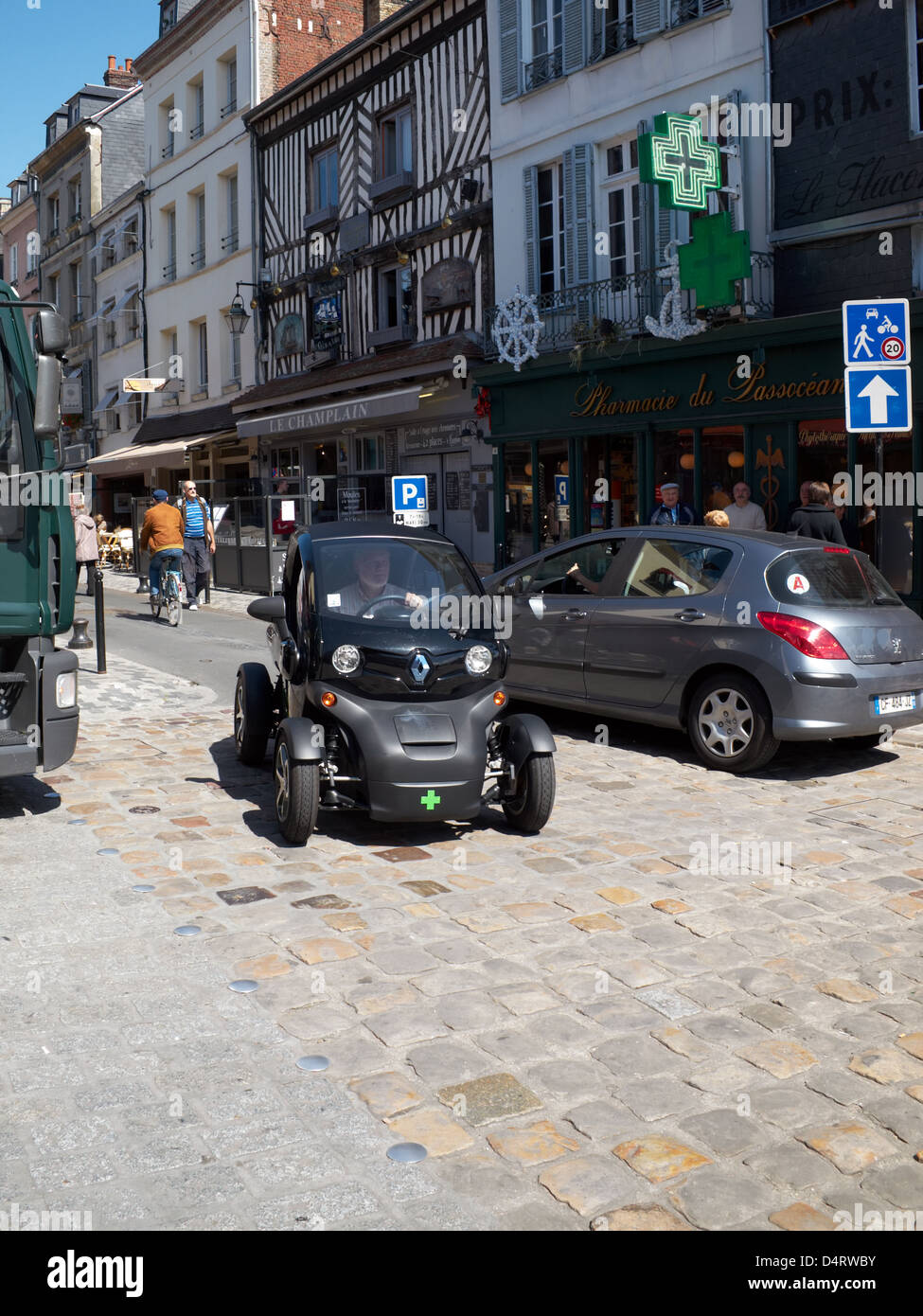 Un Twizzy Renault dans les rues de Honfleur, France. Banque D'Images