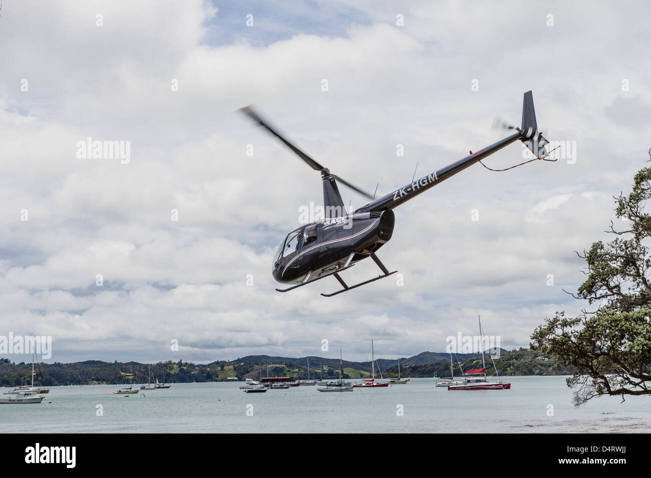 ZK-Nouvelle-Zélande MGH noir inscription Robinson Helicopter, R44 Raven II taking off Banque D'Images