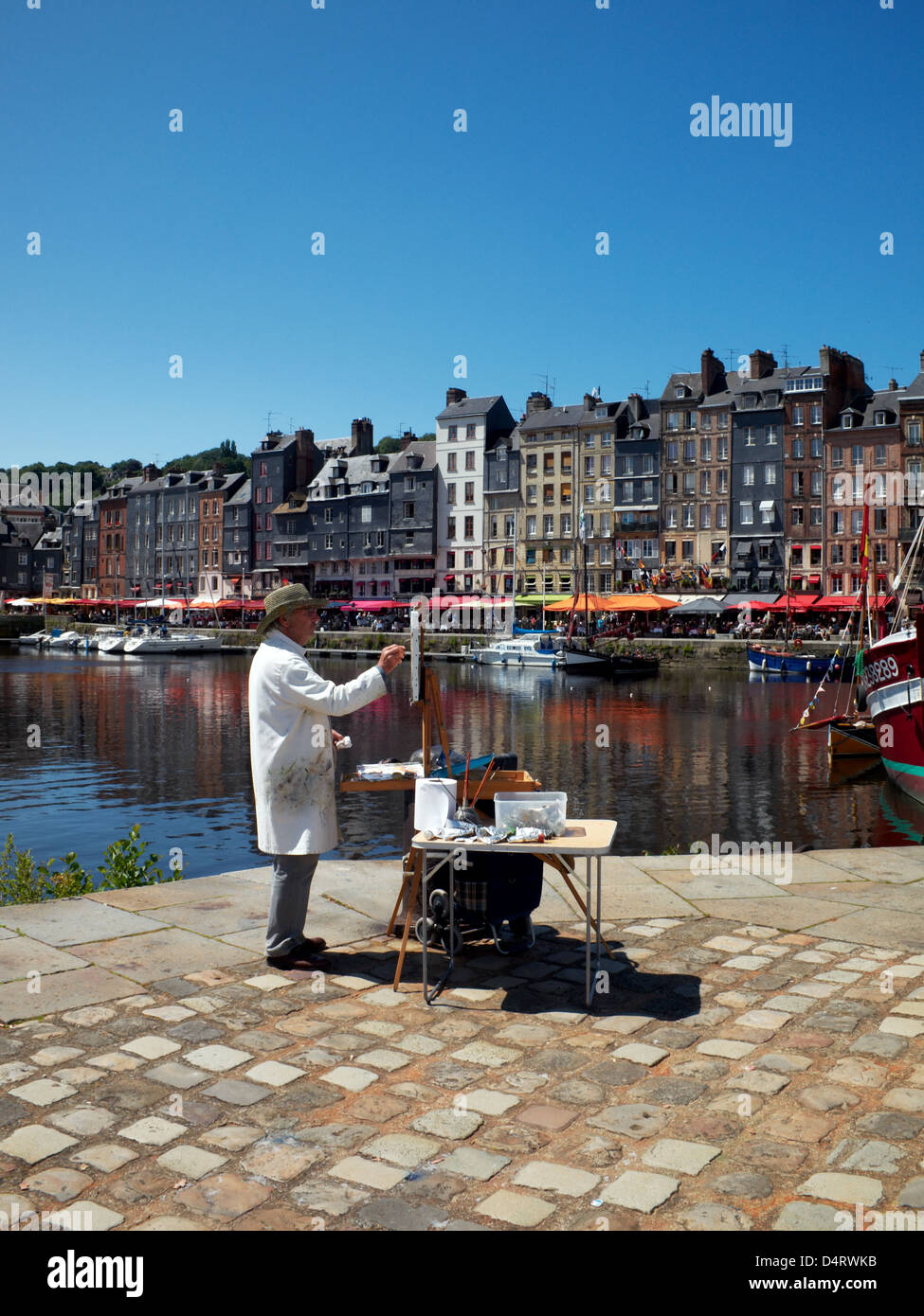 Artist painting honfleur harbour in Banque de photographies et d’images ...