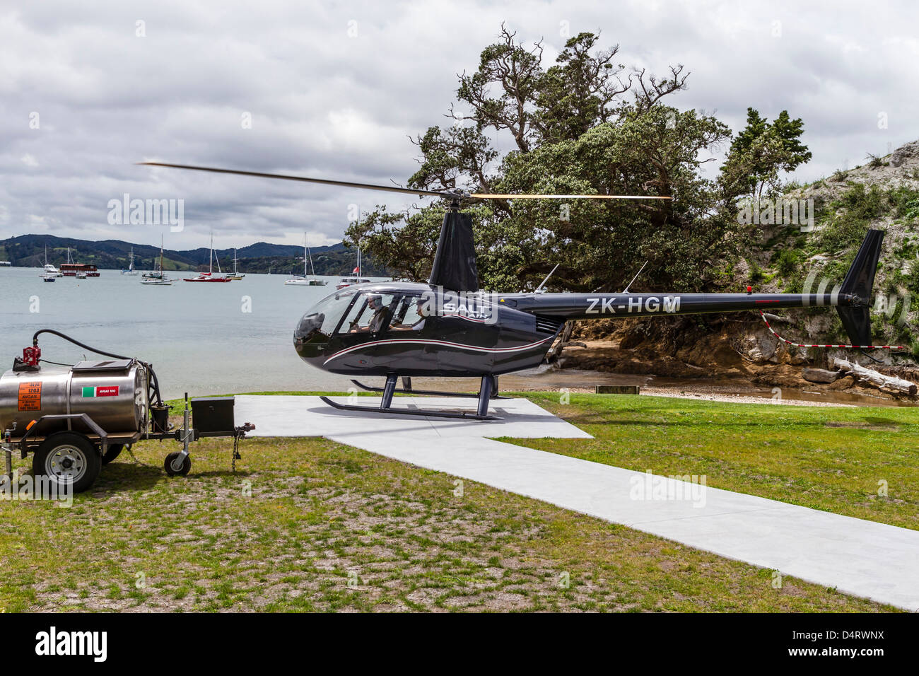 HGM-ZK ravitaillement inscription de la Nouvelle-Zélande, de l'hélicoptère Robinson noir R44 Raven II sur l'hélisurface. Banque D'Images
