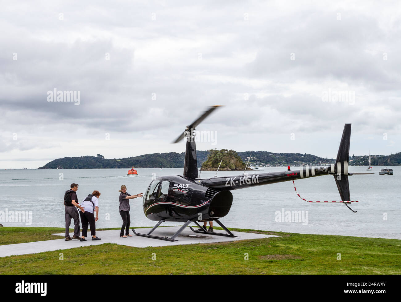 Passagers embarqués sur ZK-Nouvelle-Zélande MGH noir inscription Robinson Helicopter, R44 Raven II Banque D'Images