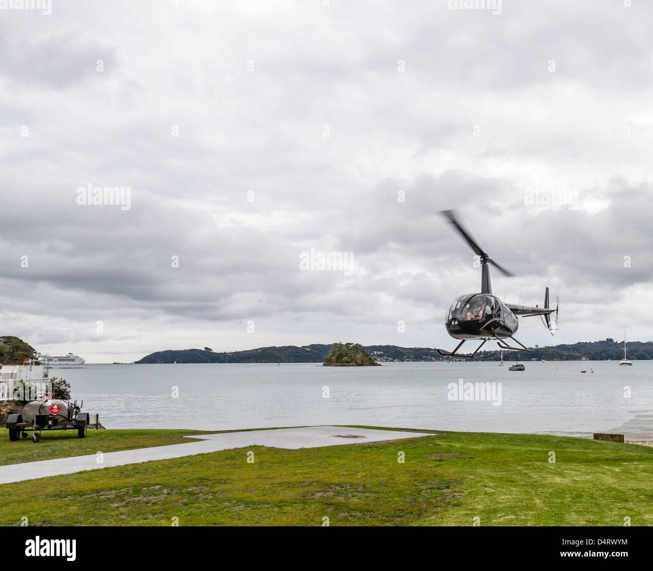 ZK-Nouvelle-Zélande MGH noir inscription Robinson Helicopter, R44 Raven II pour atterrir sur héliport. Banque D'Images