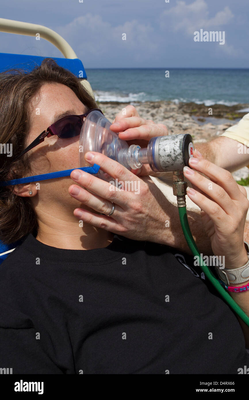 Scuba Diver respire l'oxygène Banque D'Images