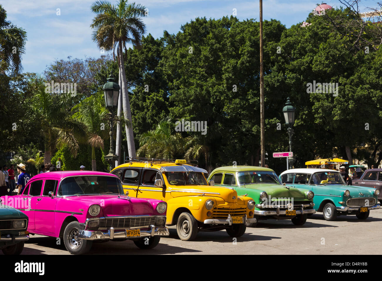 Vieilles voitures américaines dans la région de Parque Central La Havane Cuba Banque D'Images