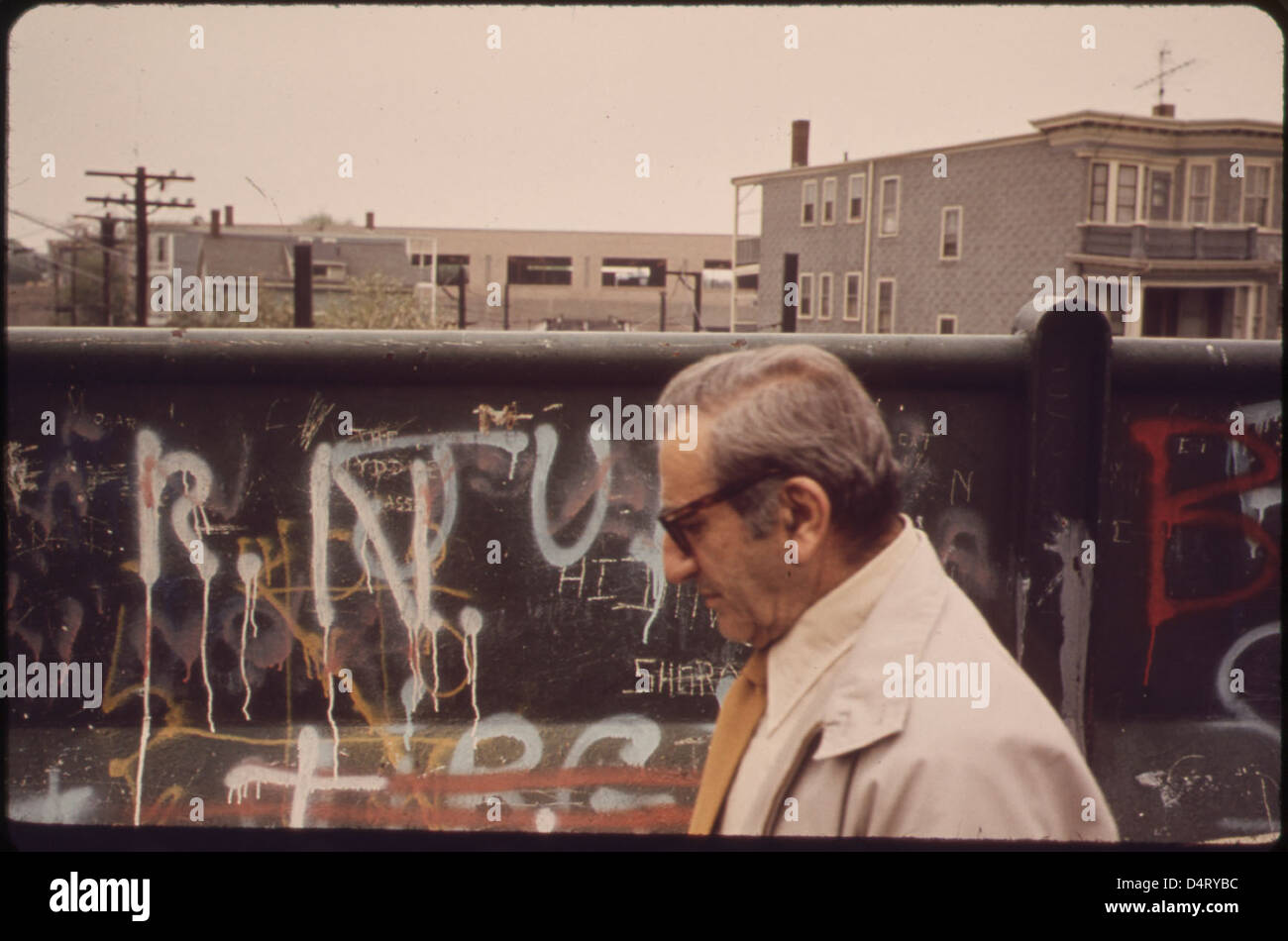 Dans une photographie prise en 1973, le pont piétonnier MBTA à Boston est montré, reliant deux segments de Neptune Road, documentant l'infrastructure de transport en commun. Banque D'Images
