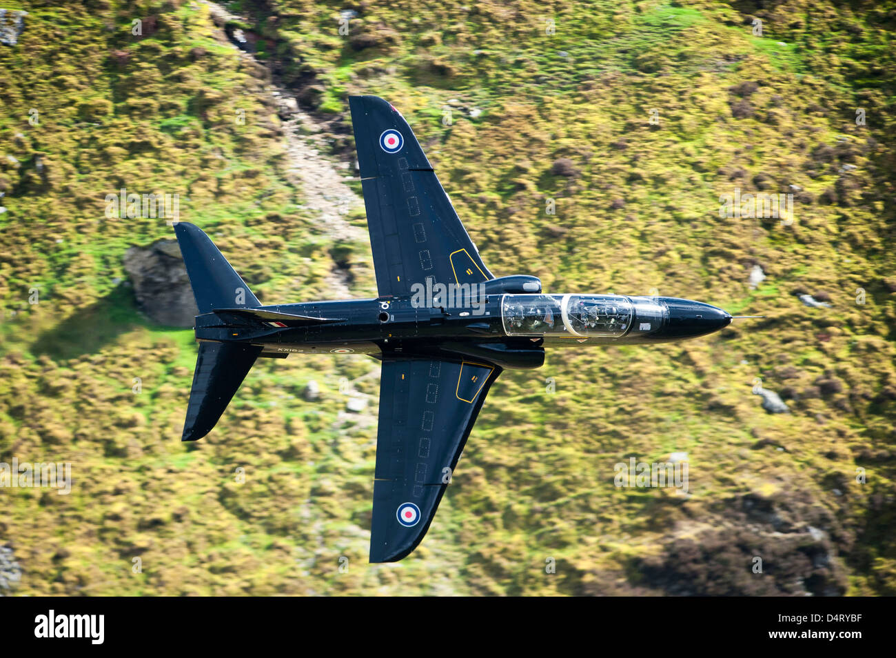 Un avion d'entraînement Hawk avion de la Royal Air Force en vol à basse altitude sur le Nord du Pays de Galles. Banque D'Images