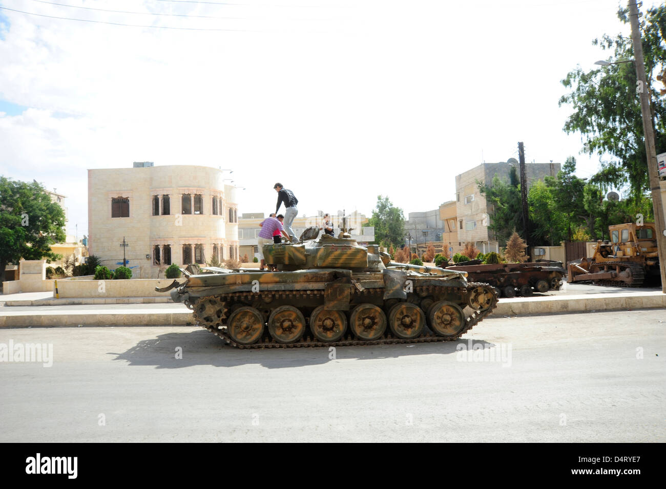 Un char de combat principal T-72 dans les rues d'Azaz, la Syrie. Banque D'Images
