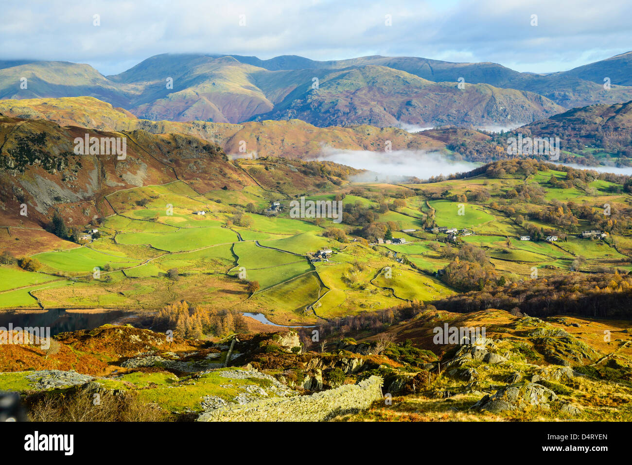 Inversion de nuage dans la vallée de la rivière Brathay près de Ambleside dans le district du lac ; peu de village Langdale ci-dessous Banque D'Images