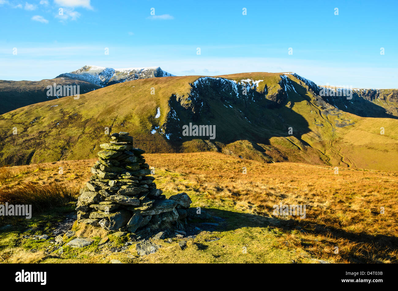 Bannerdale Crags et Blencathra (aka Saddleback) de Souther est tombé dans le Lake District Banque D'Images