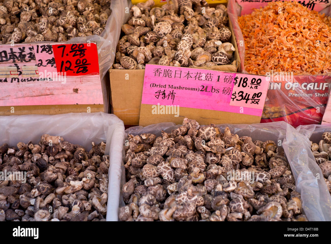 New York Chinatown street market. Champignons secs chinois. Banque D'Images