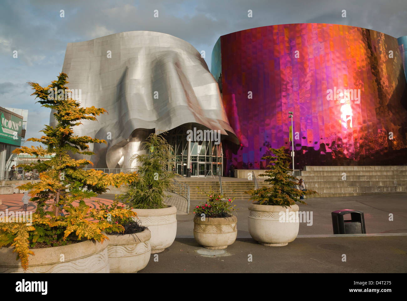 L'escalier menant à l'entrée principale de l'EMP (Experience Music Project) de la musique et musée de la science-fiction au Seattle Center Banque D'Images
