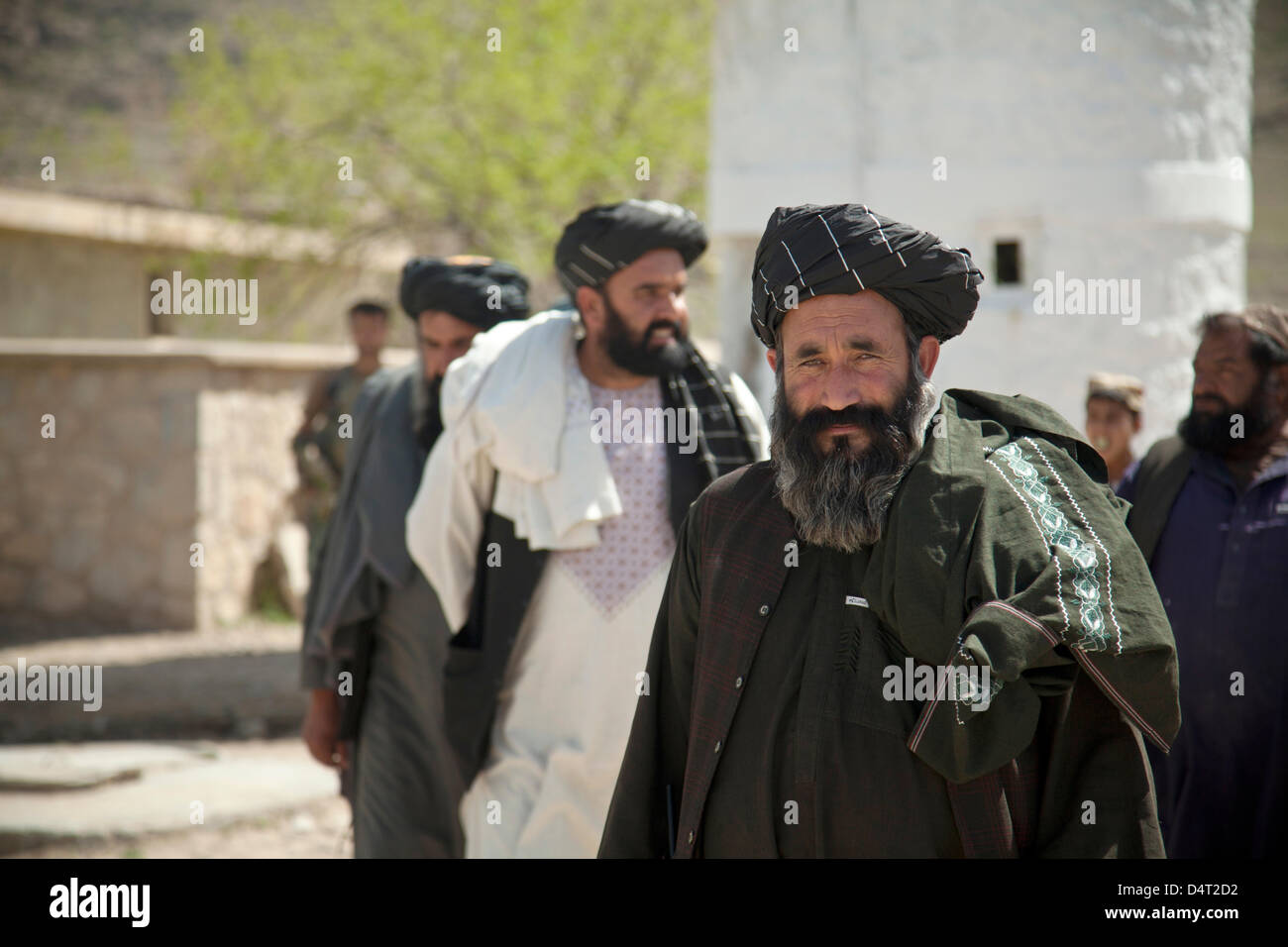Un gouverneur de district afghan visite un village éloigné le 17 mars 2013 dans la province d'Helmand, en Afghanistan. Banque D'Images
