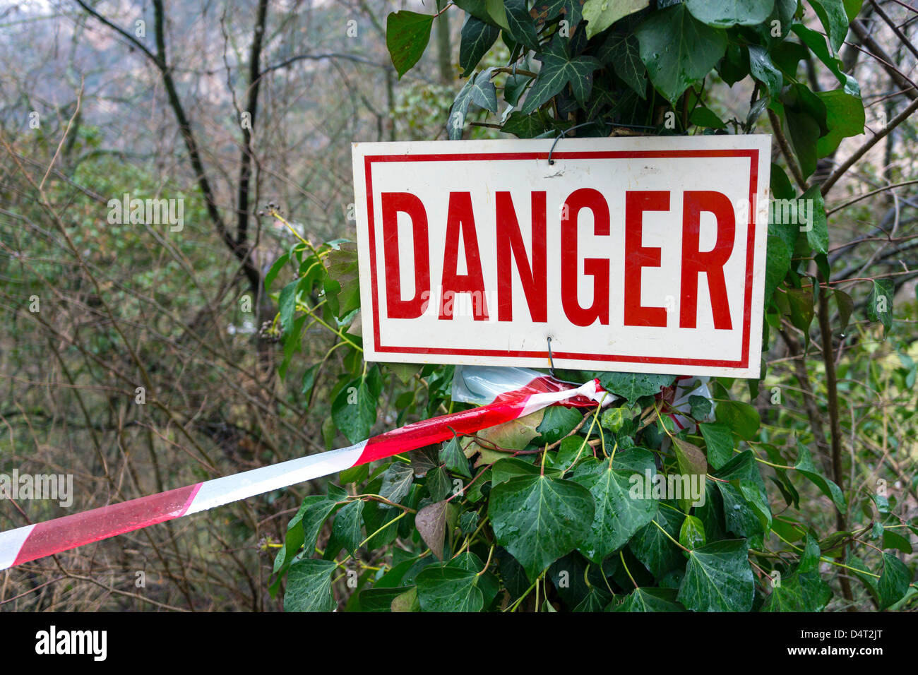 Panneau de danger rouge et blanc Banque de photographies et d’images à ...