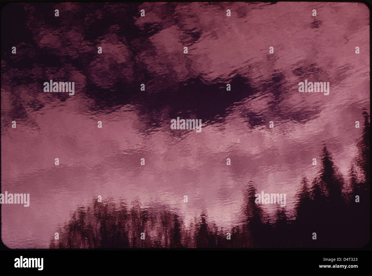 En juin 1973, la rivière Androscoggin est capturée au-dessus de Milan, mettant en valeur la beauté naturelle de la rivière qui coule à travers le New Hampshire et le Maine. Banque D'Images