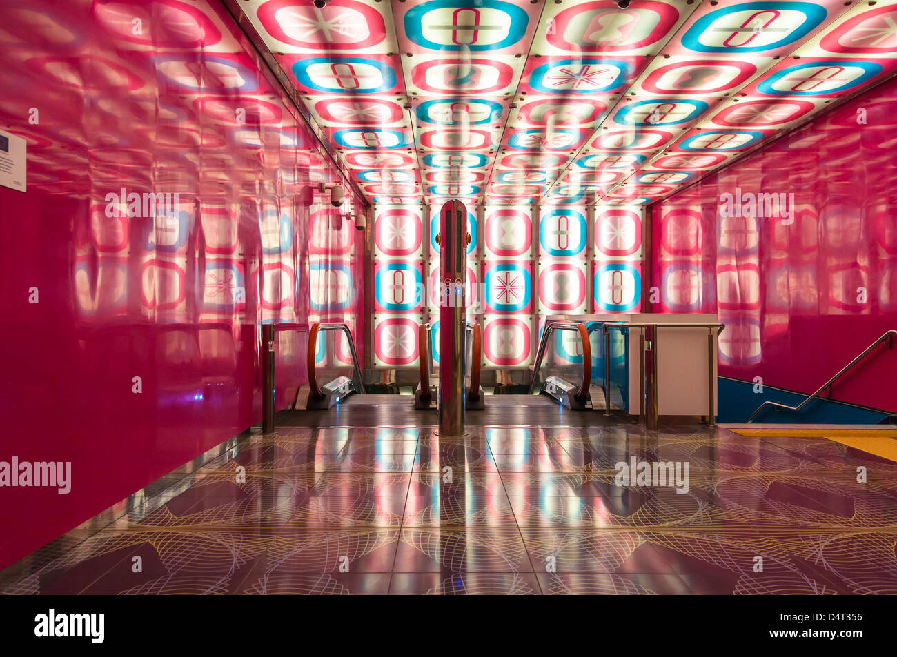 Le spectaculaire, l'intérieur lumineux de la station de métro Università, Naples, Italie. Banque D'Images