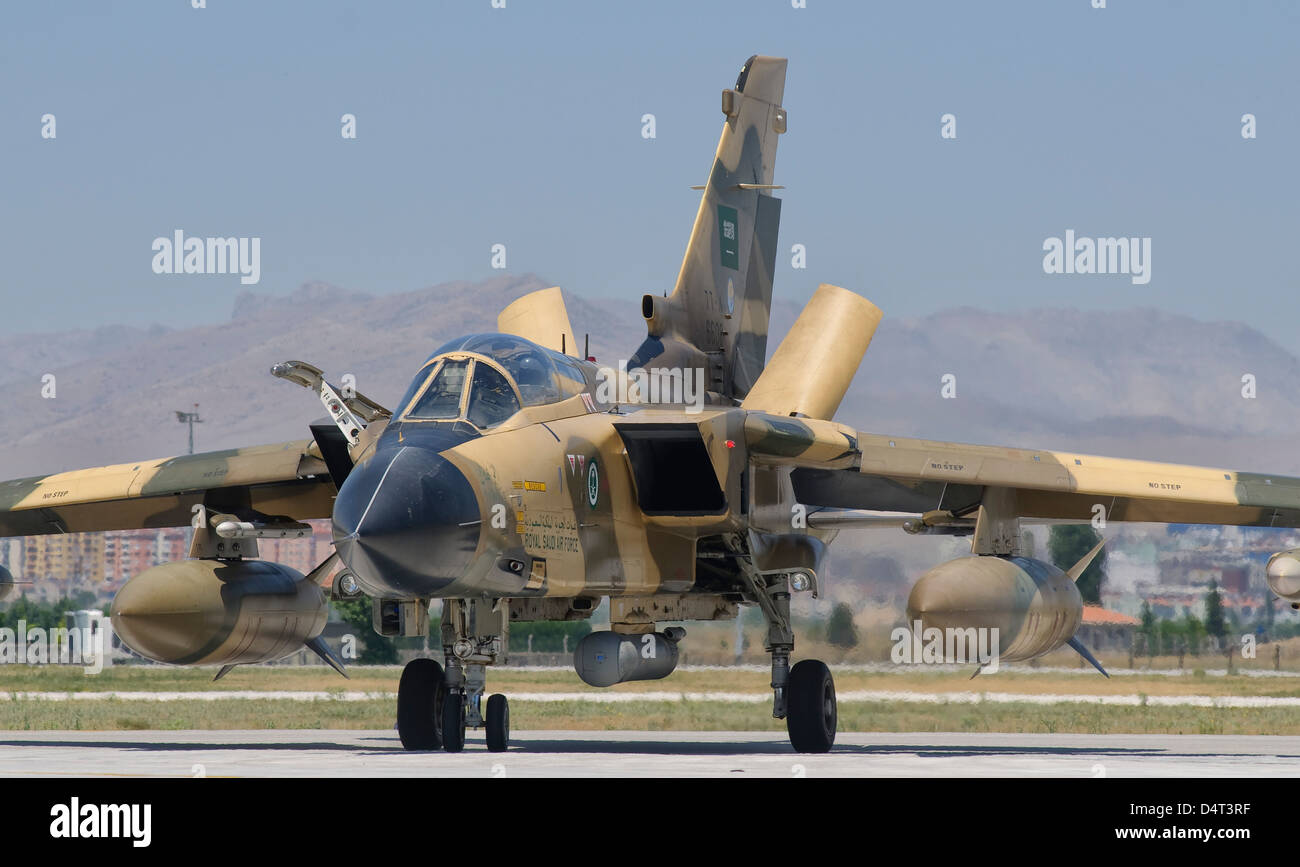 Un Panavia Tornado IDS de la Royal Saudi Air Force pendant l'exercice Anatolian Eagle 2012, Base aérienne de Konya, Turquie. Banque D'Images