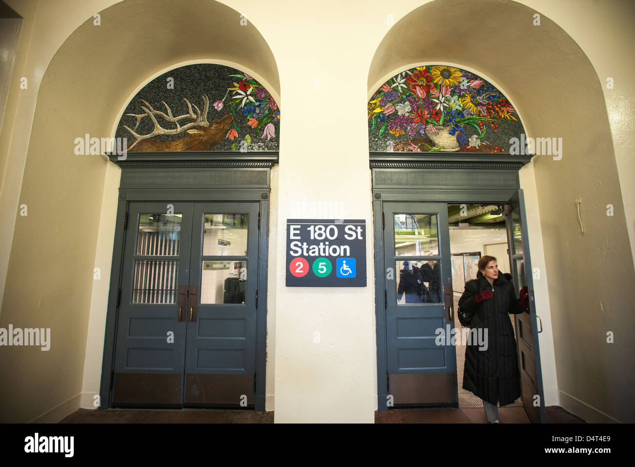 L'Est 180e Street station dans le Bronx à New York, à l'Avenue ligne Dyre Banque D'Images