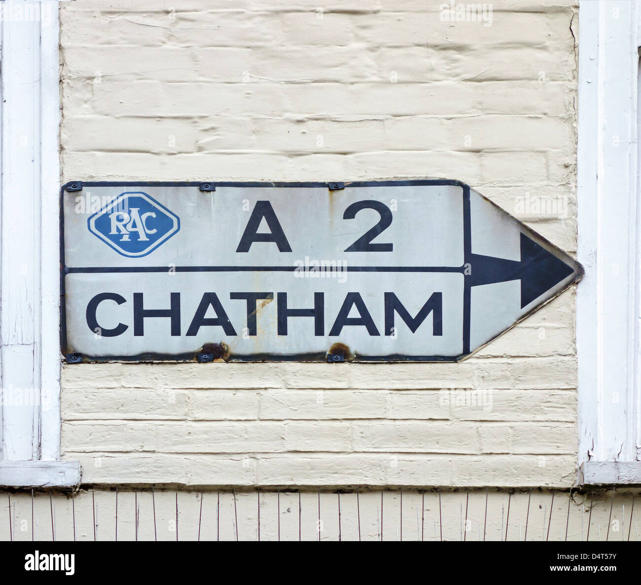Un vieux panneau routier RAC2 Chatham. Canterbury High St Banque D'Images