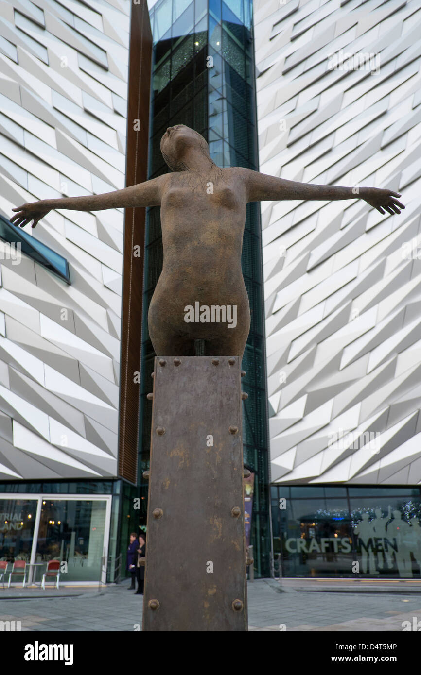 Rowan Gillespie Titanica sculpture en face du Titanic Museum de Belfast. Banque D'Images