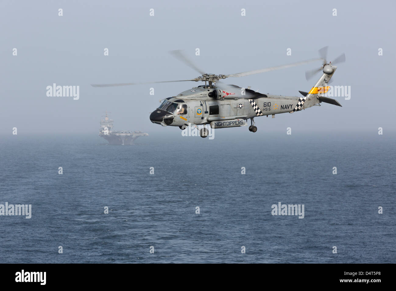 Un SH-60J Seahawk pendant un ravitaillement vertical dans la mer d'Oman. Banque D'Images