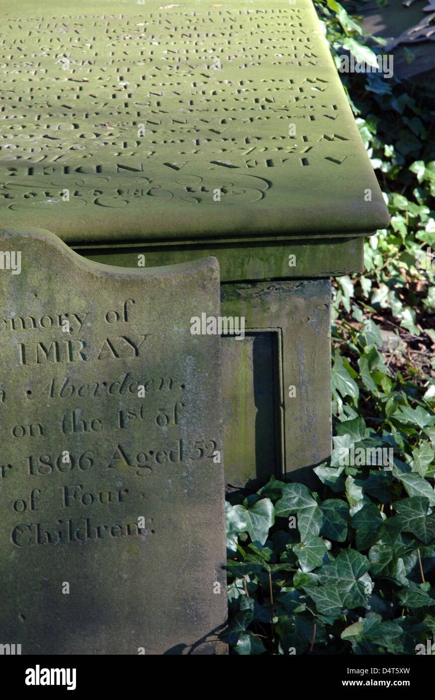 Deux pierres tombales dans le cimetière de l'église St Nicholas Aberdeen en Écosse de lierre avec des inscriptions gravées Banque D'Images