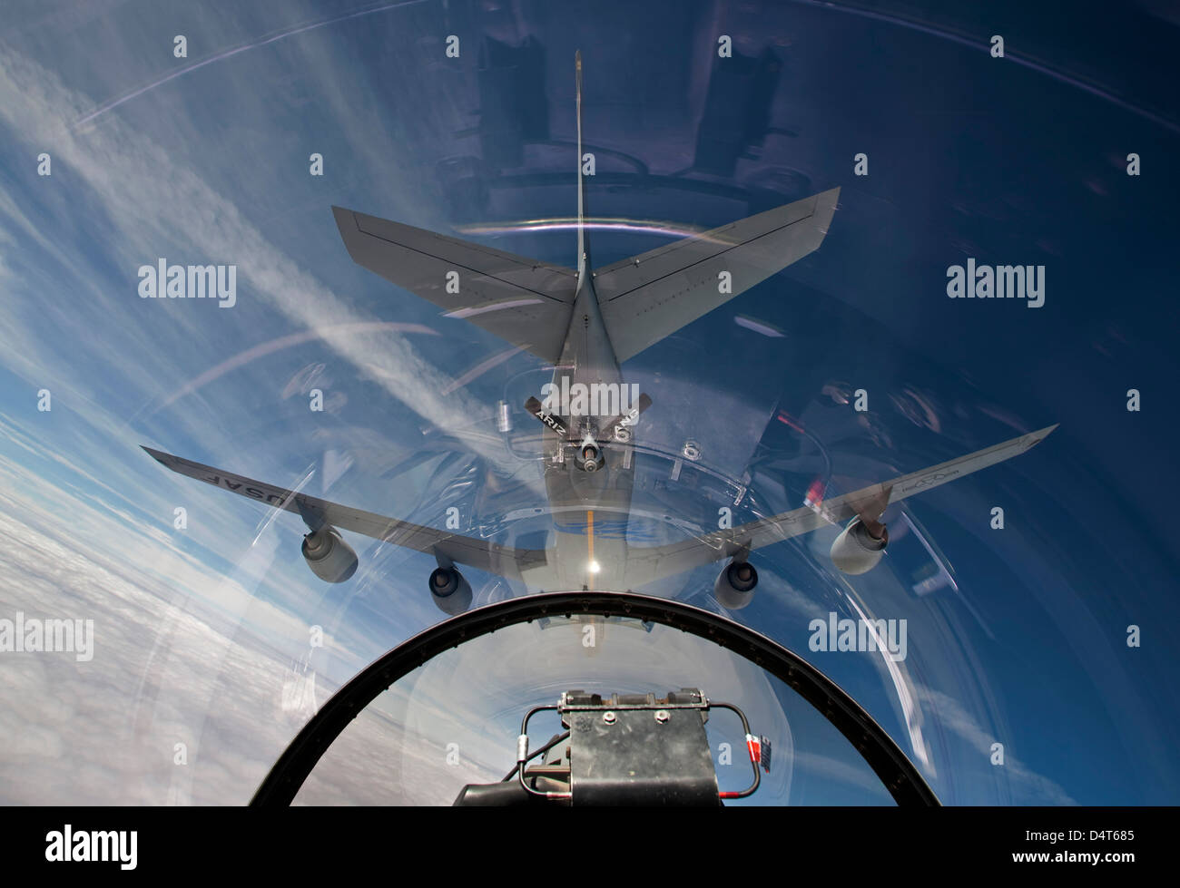 Un F-16 vole dans le pré-contact position derrière un KC-135R de l'Arizona Air National Guard. Banque D'Images