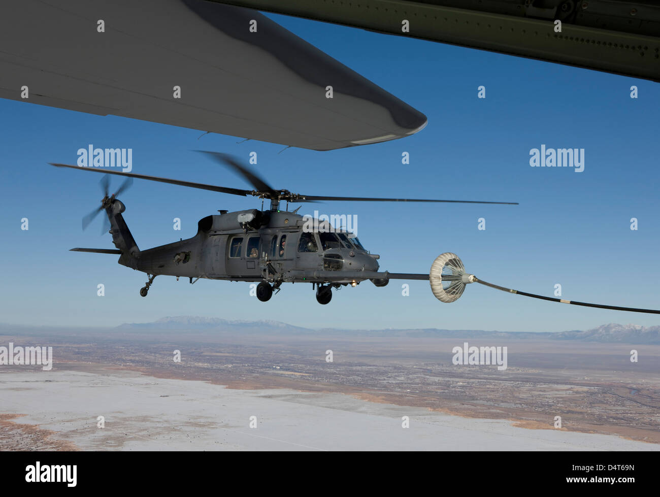 Un HH-60G Pave Hawk effectue un ravitaillement en vol de HC-130. Banque D'Images