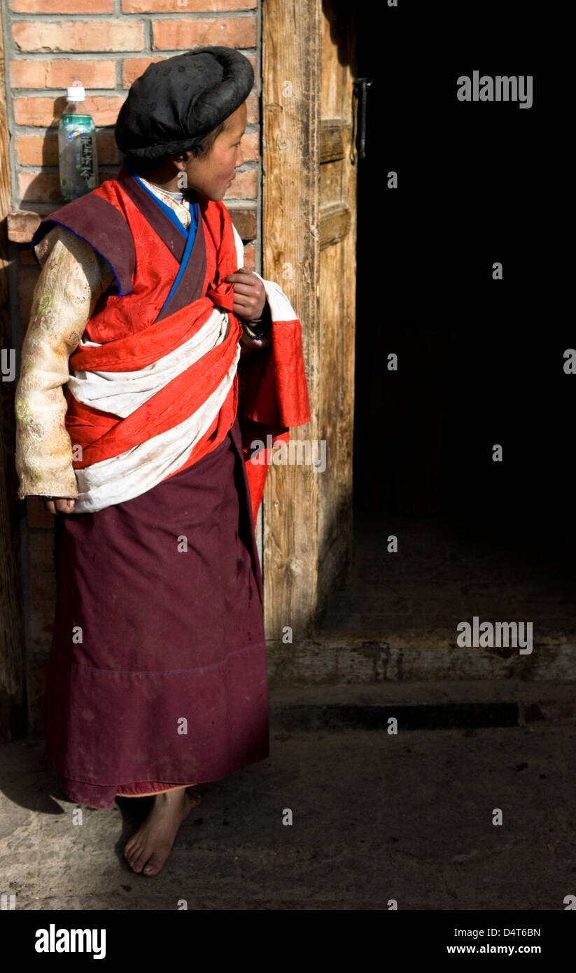 Un ngakpa garçon debout dans un temple dans l'Amdo, Tibet oriental. Banque D'Images