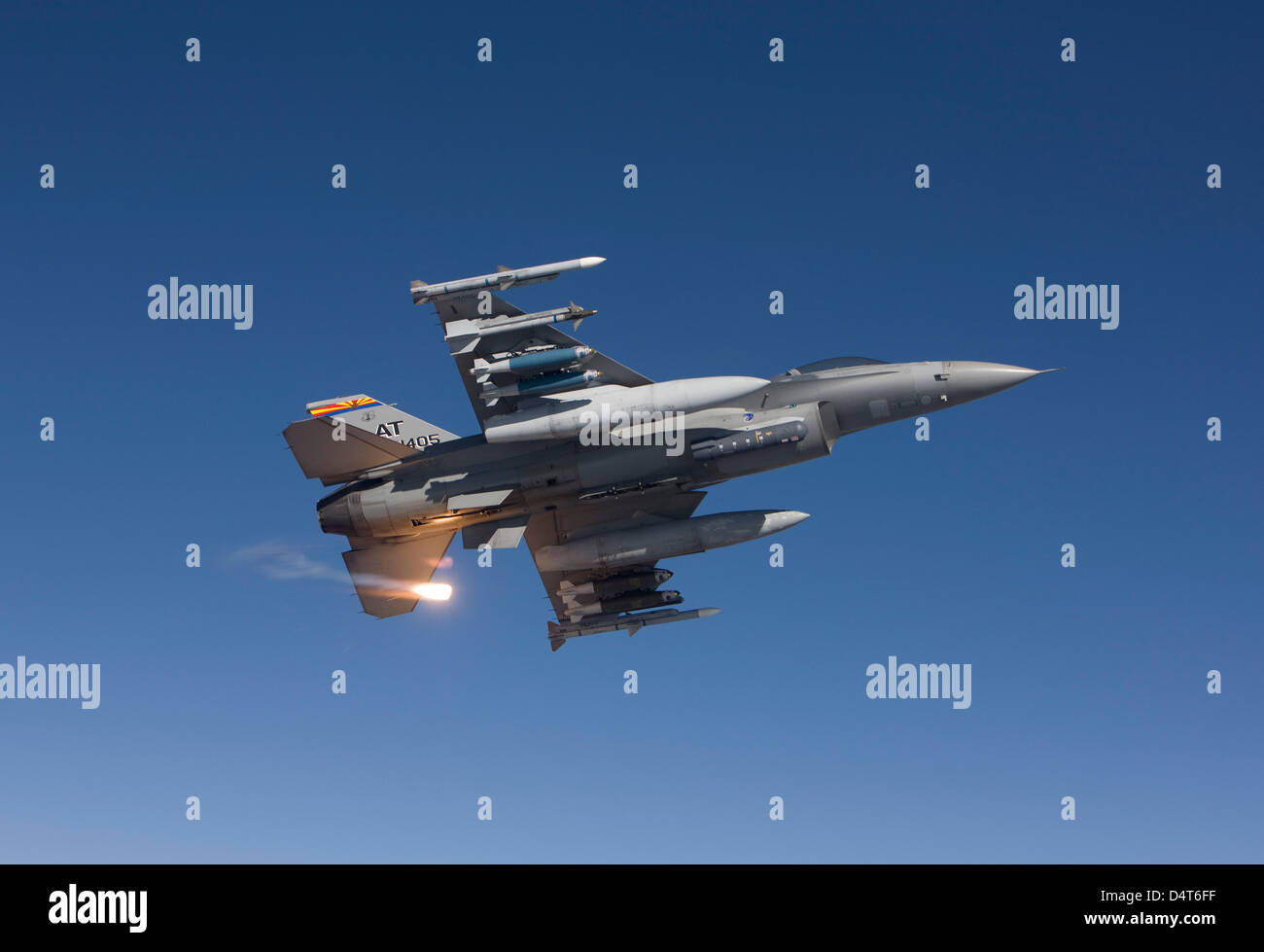 Un F-16 Fighting Falcon de l'Air National Guard Air Force Reserve Test Centre de presse une poussée au cours d'une mission d'essai. Banque D'Images
