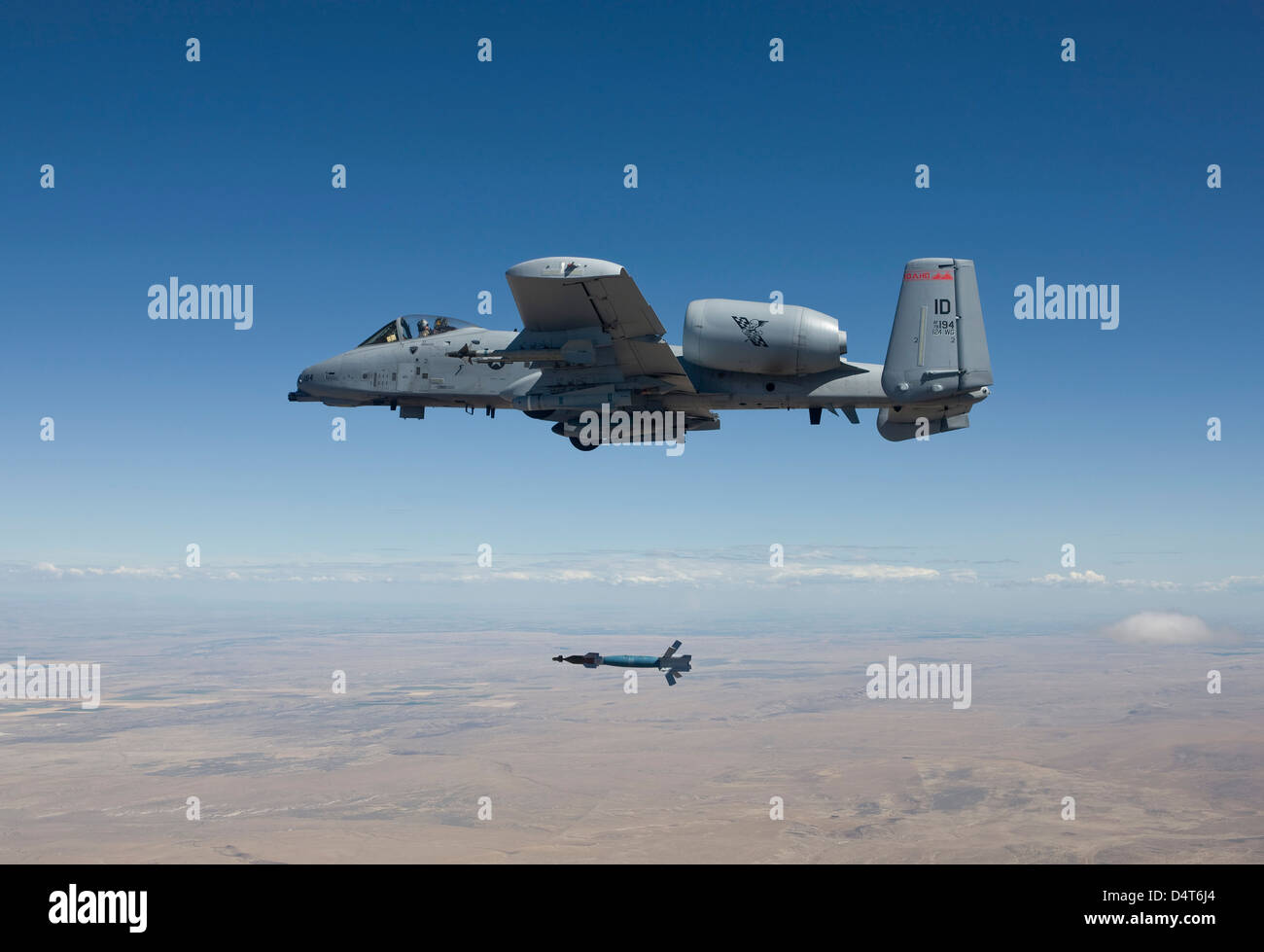 Un A-10C presse Thunderbolt une bombe guidée laser GBU-12. Banque D'Images