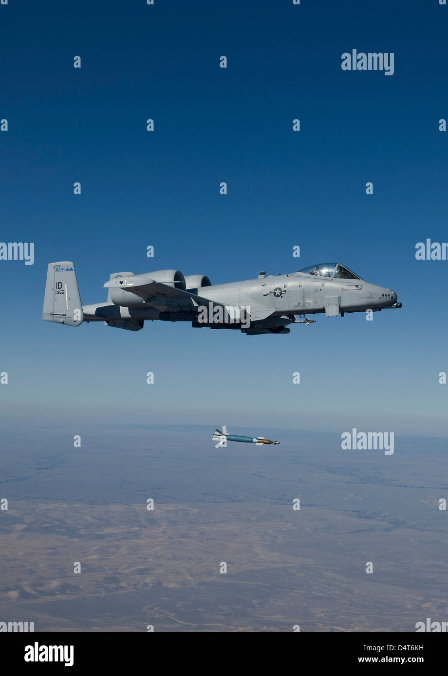 Un A-10C presse Thunderbolt une bombe guidée laser GBU-12. Banque D'Images