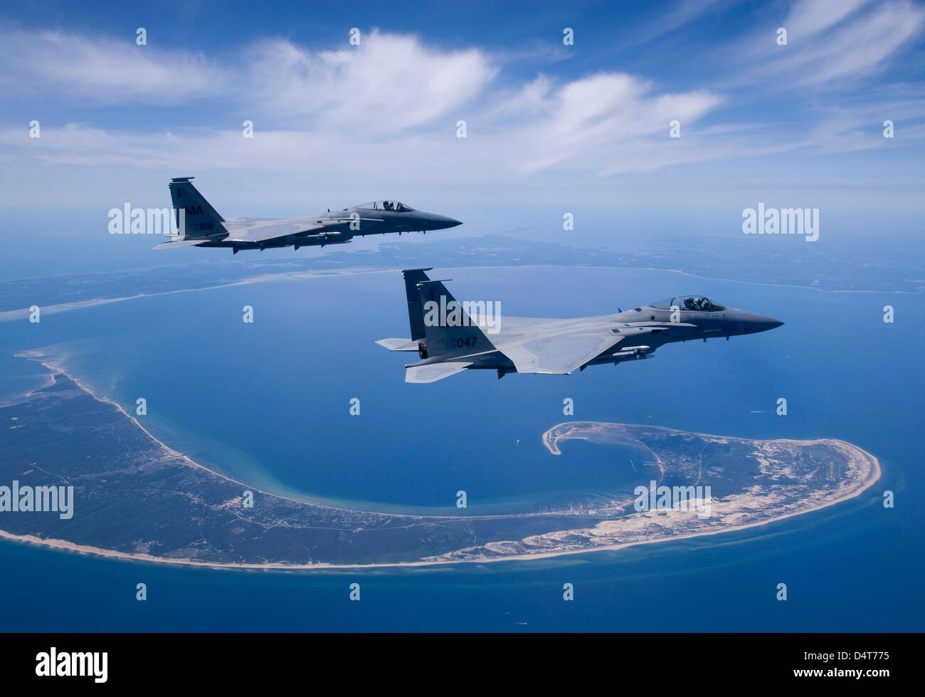 Deux F-15 Eagle de la Massachusetts Air National Guard voler haut sur Cape Cod lors d'une mission de formation. Banque D'Images