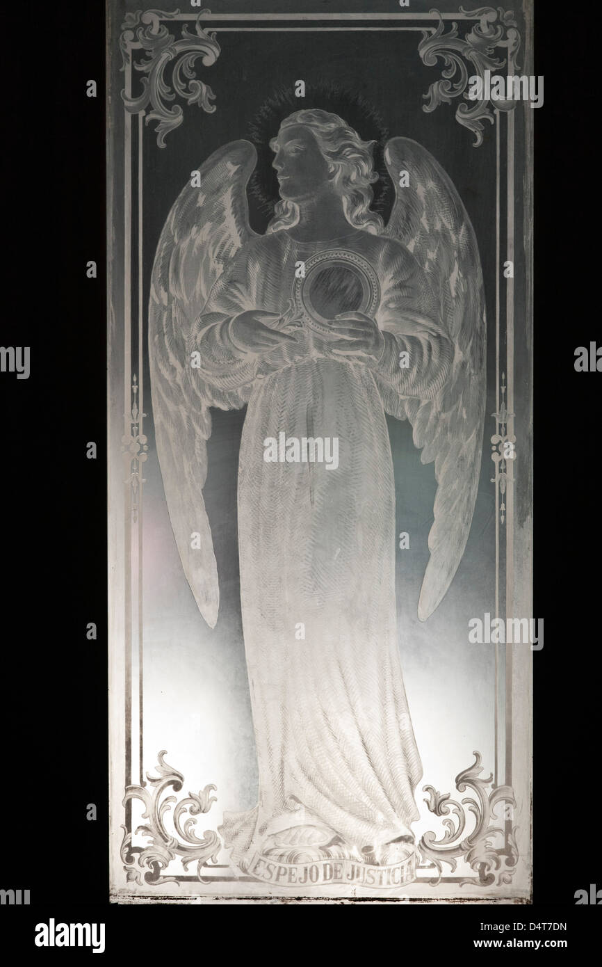 Beau panneau de porte en verre gravé de angel intitulé miroir de la Justice dans la Cathédrale de Notre Dame de l'Assomption Oaxaca de Juarez Banque D'Images