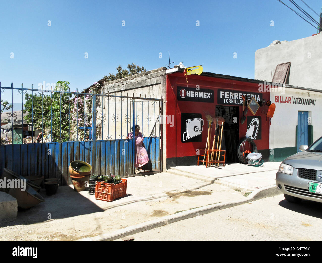 La poterie empilés sur le trottoir à côté de colline hardware store sur beau jour de printemps dans le village Atzompa Oaxaca Mexique Banque D'Images