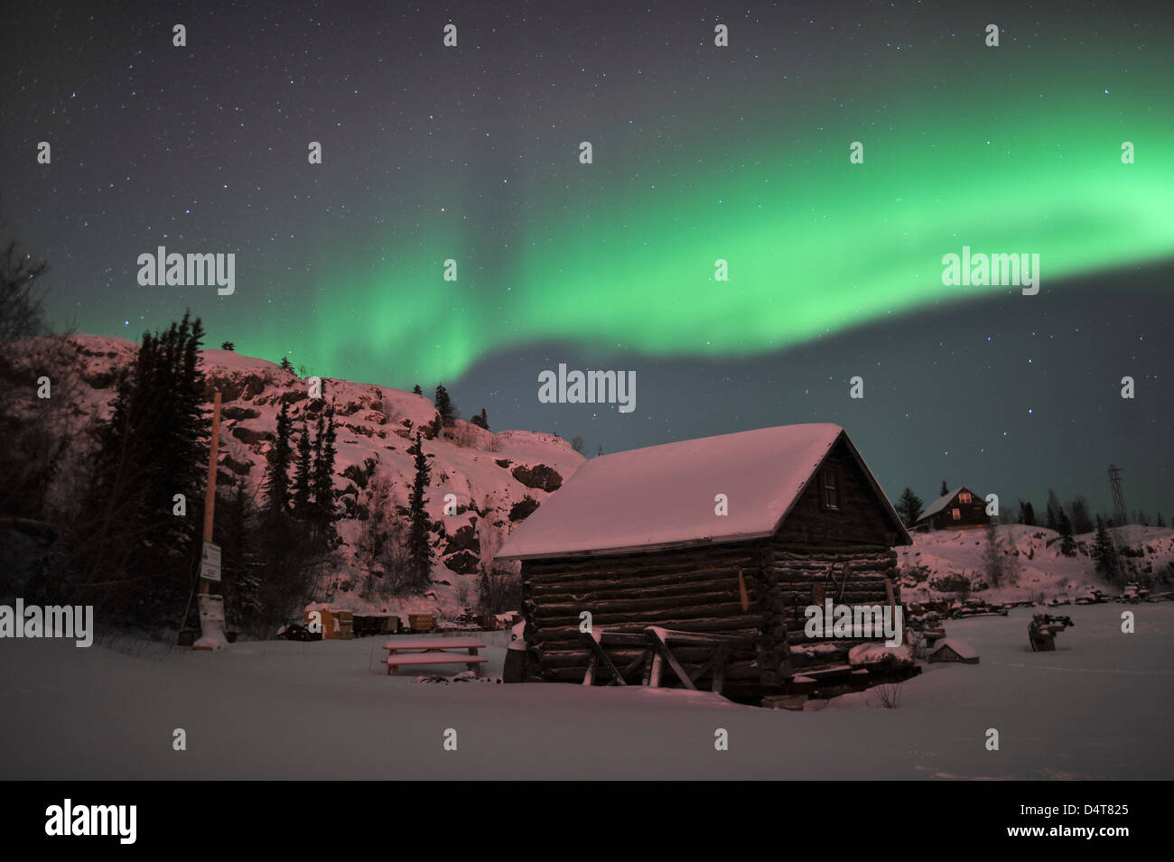 Aurore boréale au cours d'une cabine, Yellowknife, Territoires du Nord-Ouest, Canada. Banque D'Images